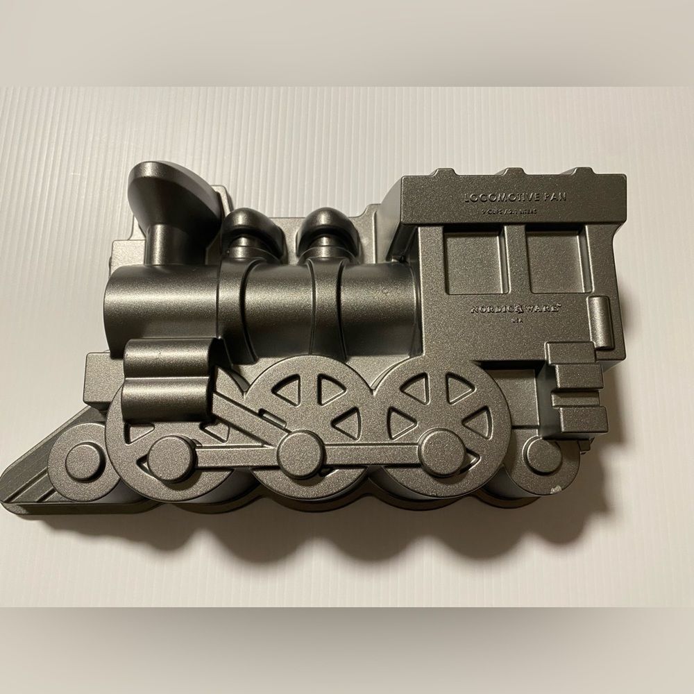 Nordic Ware Locomotive Train Cake Pan Baking Mold 9 Cups/2.1 Liters EUC